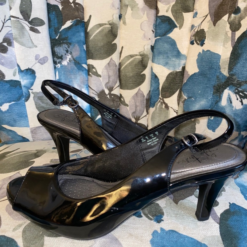 Open toe pump